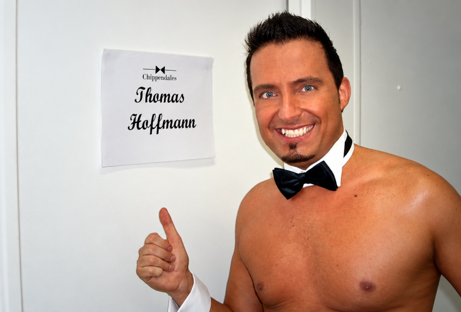 Thomas vor seinem Türschild bei den Chippendales